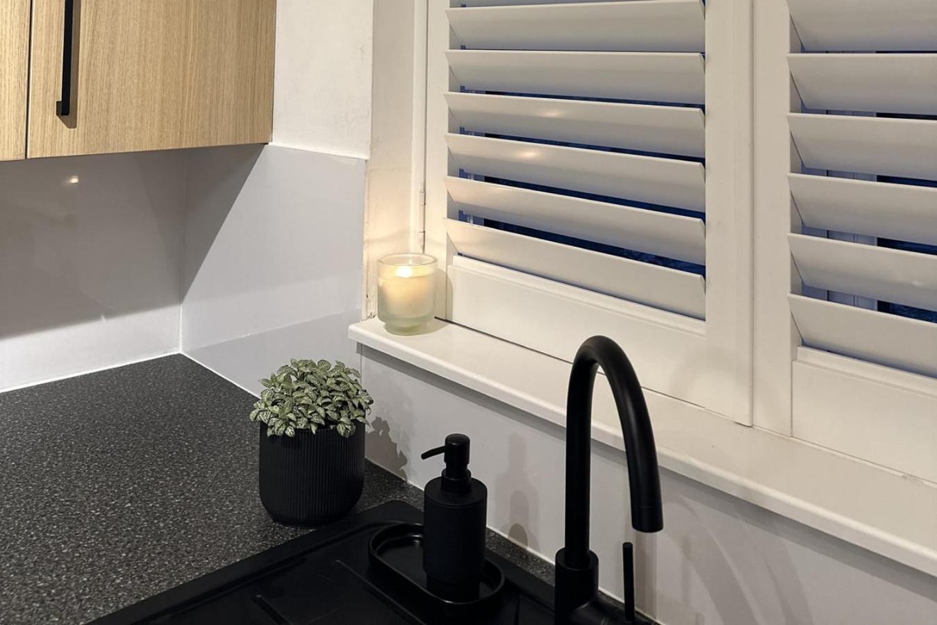 Cosy 1Bd Getaway Perfect For Couples Stamford Apartment Екстериор снимка